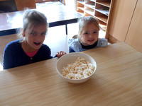 kleuters: wij maken popcorn van mais